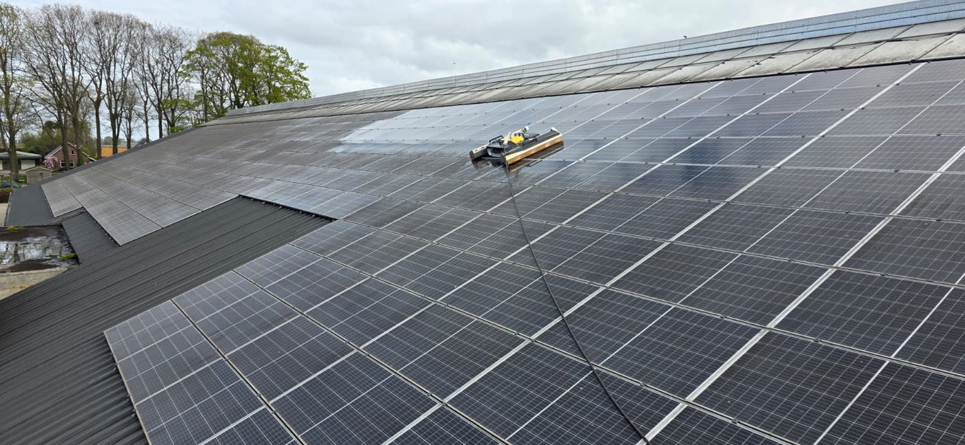 Robotreiniging van zonnepanelen op groot bedrijfsdak