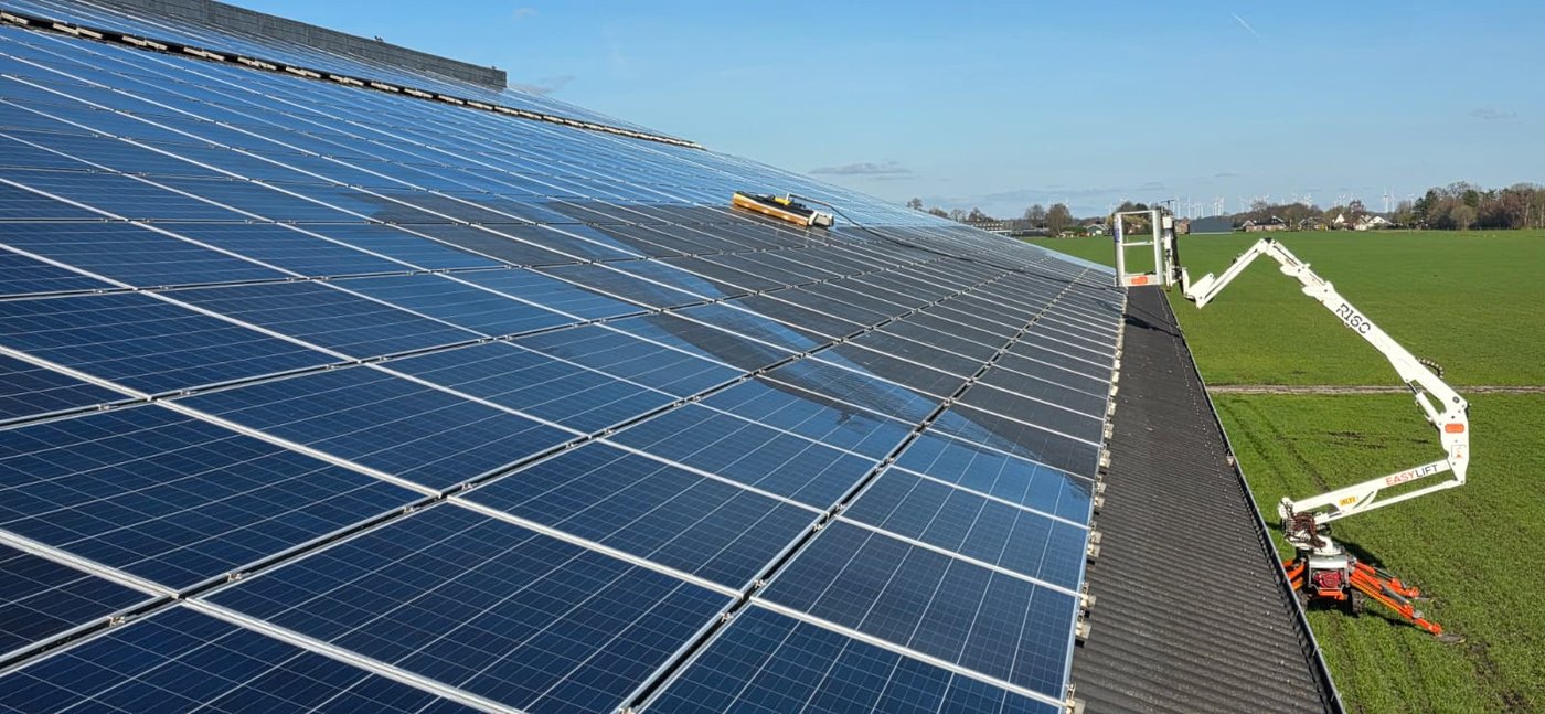 Reiniging zonnepark met hoogwerker